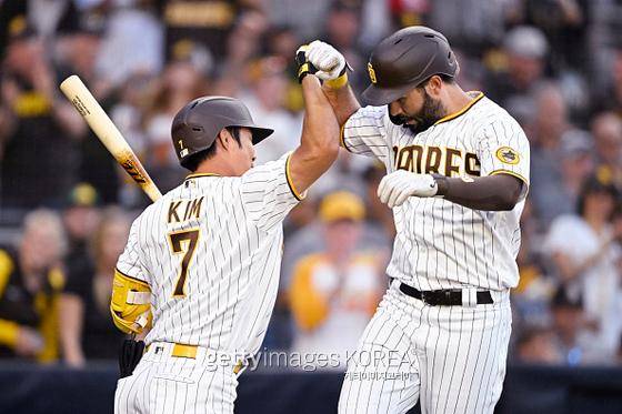 샌디에이고 파드리스 내야수 김하성이 24일(한국시간) 미국 캘리포니아주 샌디에이고 펫코파크에서 열린 필라델피아 필리스와의 경기에서 2회 말 에릭 호스머가 홈런을 친 후 함께 기뻐하고 있다. 사진=게티이미지