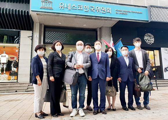 성남시 관계자들이 서울 중구 명동 유네스코 한국위원회에서 미디어아트 분야 PPT 심사자료 발표 뒤 기념사진을 찍고 있다. [사진=성남시청]