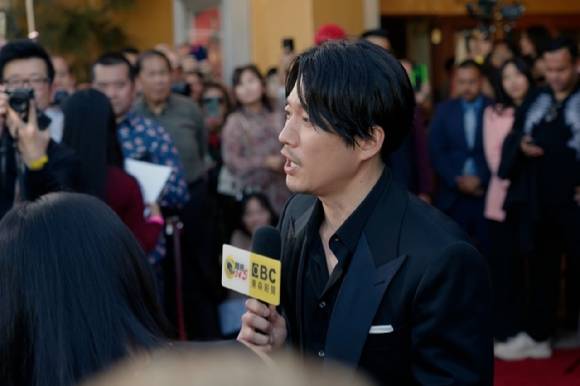 배우 장혁이 23일 미국 로스앤젤레스 리젠시 빌리지 극장에서 진행된 ‘더 킬러: 죽어도 되는 아이' 시사회를 마치고 인터뷰를 하고 있다. [사진=아센디오]