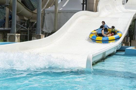 휘닉스 평창의 워터파크 블루 캐니언. 6월 25일부터 8월 21일까지 야외존 운영 시간을 2시간 확대하고, 오후 9시30분까지 실내존 야간 개장도 운영한다. 사진 휘닉스호텔앤드리조트