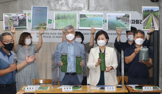 지난해 8월 24일 서울 종로구 환경운동연합 회화나무홀에서 열린 '낙동강·금강 독성 마이크로시스틴 현황 분석 결과발표 기자회견'에서 관계자들이 퍼포먼스를 하고 있다. 뉴스1
