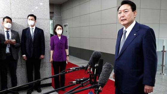 윤석열 대통령이 24일 오전 용산 대통령실 청사에서 열린 출근길 도어스테핑에서 취재진의 질문에 답하고 있다. 대통령실사진기자단