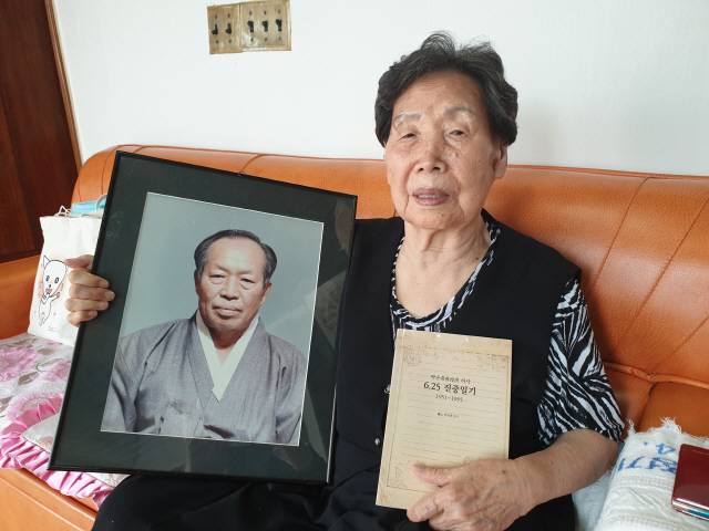 ▲ 고 박순홍 하사의 부인 임채숙(89)씨가 6·25한국전쟁 발발일을 앞둔 23일 횡성읍 자택에서 남편의 영정사진을 보여주며 참전용사 가정의 험난한 삶을 설명하고 있다.