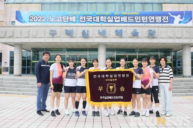 화순군청 배드민턴부가 2022 노고단배 전국대학실업배드민턴연맹전 여자일반부 단체전에서 우승했다. 왼쪽부터 김영주 코치, 강민희‧정나은‧방지선‧전주이‧최유리‧유채란‧유아연‧임원경‧김민솔 선수, 정명희 감독.[사진=화순군]