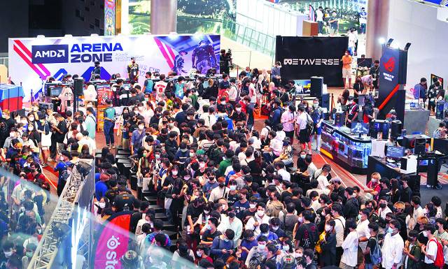 지난 16일부터 19일까지 태국 방콕에서 열린 ‘펍지 네이션스 컵(PNC)’ 행사장에 구름 관중이 몰렸다. 사진은 부스 체험을 위해 길게 줄 서 있는 팬들의 모습. 크래프톤 제공