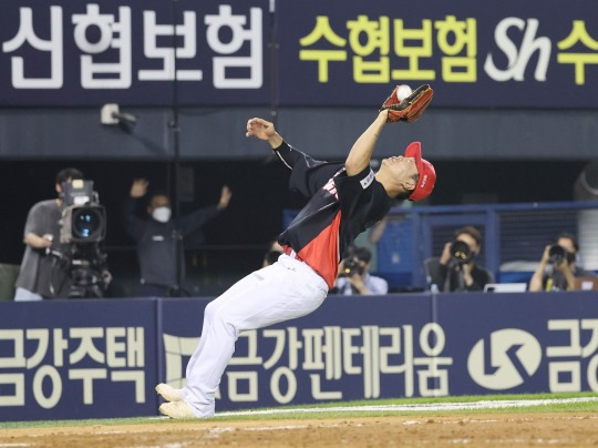 24일 잠실 두산-KIA전. KIA가 4-3으로 1점차 리드를 지키던 9회말 2사 1, 2루 위기에서 두산 강승호의 내야 뜬공을 잡아낸 류지혁이 잡아내 1점차 승리를 지켜냈다.[연합뉴스 제공]