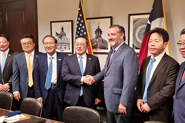 Koo Ja-yeol, chief of the Korea International Trade Association (KITA) and LS Group (fourth from left), and U.S. Senator Ted Cruz (fifth from left) are shaking hands. [Photo provided by KITA]