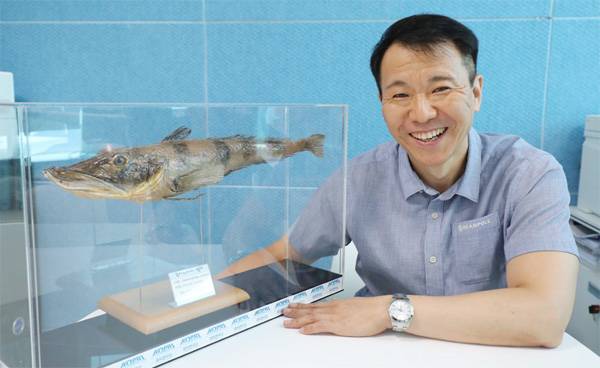 부모님의 양식장 일을 거들며 얻은 경험은 한국에 남극 물고기를 키울 수 있는 환경을 만드는 데 큰 도움이 됐다. 김진형 극지연구소 책임연구원이 최근 송도 극지연구소에서 남극 물고기 표본을 설명하며 웃고 있다. [한주형 기자]