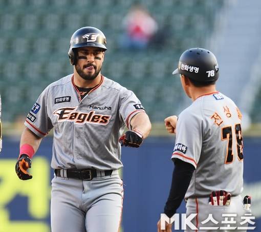 한화 외국인 타자 마이크 터크먼(32)이 24일 대전 삼성전에서 뷰캐넌(33)을 상대로 홈런 포함 3안타 맹타를 터뜨렸다. 사진=김재현 기자