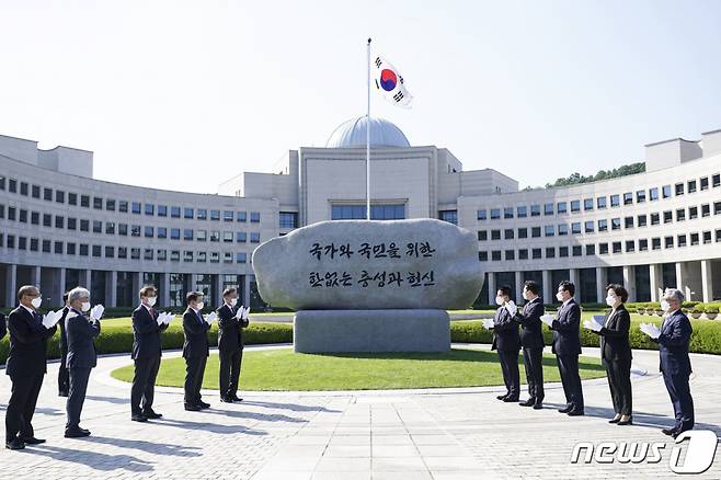 2021년6월4일 당시 문재인 대통령이 국가정보원을 방문해 원훈석 제막을 마친 후 박지원 국정원장 등 참석자들과 박수치고 있다. 왼쪽부터 이한중 양지회장, 정해구 경제인문사회 연구회 이사장, 서훈 국가안보실장, 김경협 국회 정보위원장, 문 대통령, 박 원장, 윤형중 국정원 1차장, 박정현 국정원 2차장, 김선희 국정원 3차장, 박선원 국정원 기조실장.  /사진제공=청와대