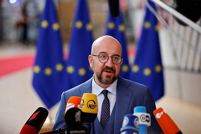 유럽연합(EU)이 지난 23일(현지시각) 우크라이나와 몰도바에 'EU 회원 후보국 지위'를 부여하기로 결정했다. 사진은 샤를 미셸 EU 정상회의 상임의장이 이날 EU 집행위원회 회의에 참석하기 위해 벨기에 브뤼셀 회의실에 도착한 모습. /사진=로이터