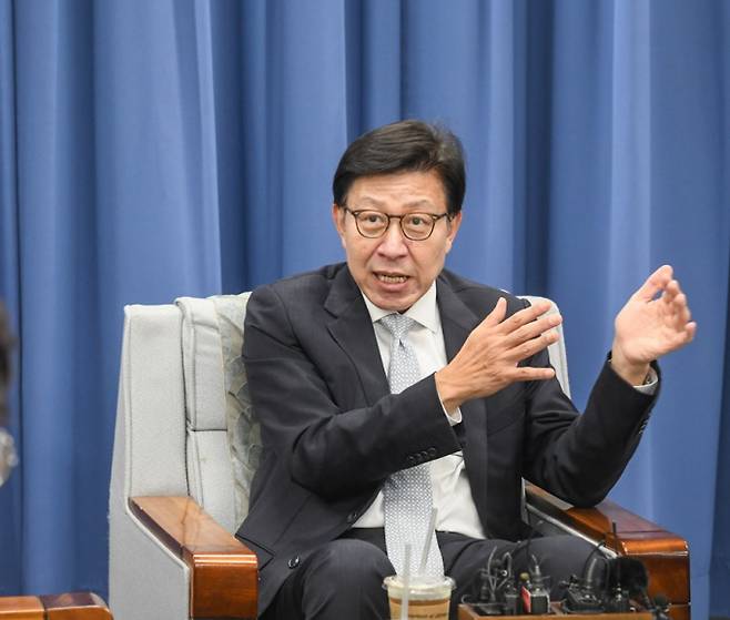 박형준 부산시장이 24일 부산시청에서 프랑스 방문 성과를 설명하고 있다.[사진=부산시]