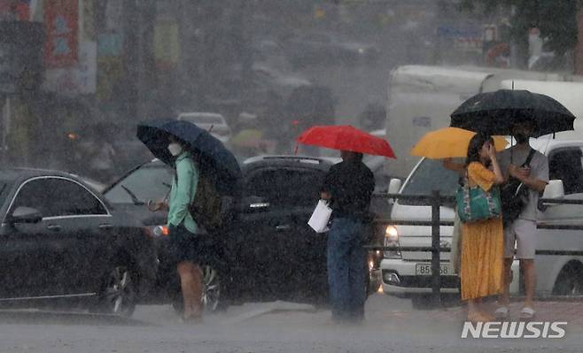 [서울=뉴시스] 조수정 기자 = 전국이 장마에 들어간 23일 서울 용산구 삼각지역 인근에서 시민들이 폭우에 우산을 들고 있다. 2022.06.23. chocrystal@newsis.com