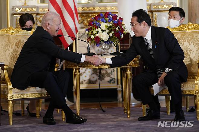 [도쿄=AP/뉴시스] 조 바이든(왼쪽) 미국 대통령이 지난달 23일 일본 도쿄의 아카사카궁에서 기시다 후미오 일본 총리와 양자 회담에 앞서 악수하고 있다. 2022.06.24.