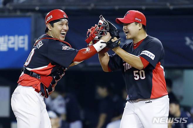 [서울=뉴시스] 최동준 기자 = 24일 서울 잠실야구장에서 열린 2022 KBO 리그 두산 베어스 대 KIA 타이거즈의 경기, 4:3으로 승리하며 세이브를 기록한 KIA 장현식이 박동원과 하이파이브 하고 있다. 2022.06.24. photocdj@newsis.com