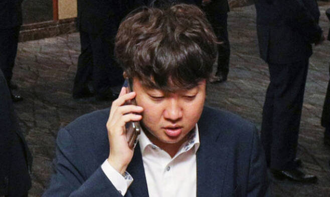 국민의힘 이준석 대표가 22일 서울 중구 롯데호텔에서 열린 한 행사장 앞에서 전화통화를 하고 있다. 국회 사진기자단