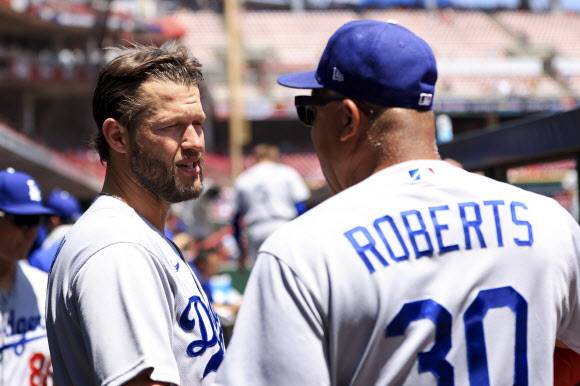 로버트 감독과 이야기하는 커쇼