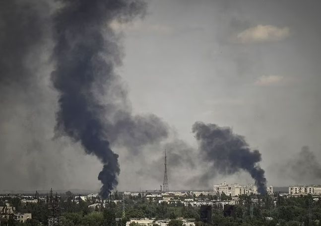 - 5월 30일. 남부 마리우폴을 점령한 러시아군은 5월 중순 이후부터 동부 돈바스 지역의 추가 점령을 위해 총공세를 펼쳤다. 검은 연기가 치솟는 세베로도네츠크의 모습. AP 연합뉴스