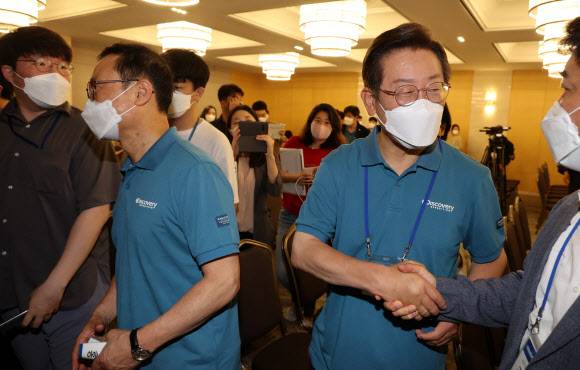 워크숍 마친 이재명과 홍영표 - 더불어민주당 이재명 의원과 홍영표 의원이 24일 오전 충남 예산군 덕산리솜리조트에서 열린 ‘새롭게 도약하는 민주당의 진로 모색을 위한 국회의원 워크숍’을 마친 뒤 행사장을 나가며 참석자들과 인사하고 있다. 2022.6.24 연합뉴스