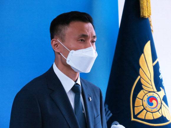 - 윤형진 국방부 국방정책실 정책기획과장이 16일 오후 연수구 옥련동 인천해양경찰서 3층 대회의실에서 열린 ‘서해 피격 공무원 수사 결과‘ 브리핑에서 추가 설명을 하고 있다. 서해상에서 북한군에 의해 피살된 해양수산부 공무원 이모씨는 2020년 9월21일 북측 소연평도 해상 인근에서 어업지도 활동을 하던 중 실종됐고, 다음날 북한군에 의해 피격돼 시신이 불태워졌다. 2022.06.16 뉴시스