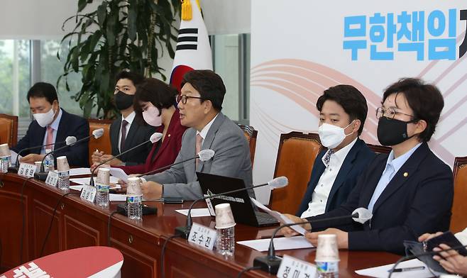 [서울=뉴시스] 김선웅 기자 = 국민의힘 권성동 원내대 - [서울=뉴시스] 김선웅 기자 = 국민의힘 권성동 원내대표가 23일 오전 서울 여의도 국회에서 열린 최고위에서 모두발언을 하고 있다.  (공동취재사진) 2022.06.23. photo@newsis.com