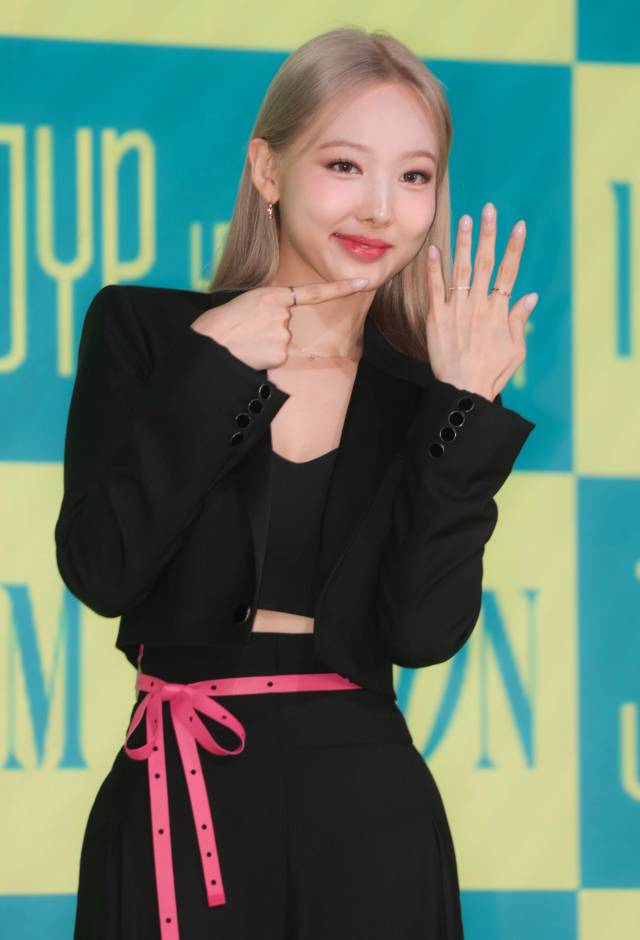 트와이스의 나연이 24일 서울 여의도 페어몬트 앰배서더 서울 호텔에서 열린 나연 솔로 미니 1집 'IM NAYEON' 발매 기념 기자간담회에서 포즈를 취하고 있다. / 연합뉴스