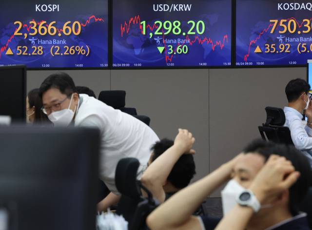 24일 오후 명동 하나은행 본점 딜링룸 전광판에 코스피와 원/달러 환율, 코스닥 종가가 표시돼 있다./연합뉴스
