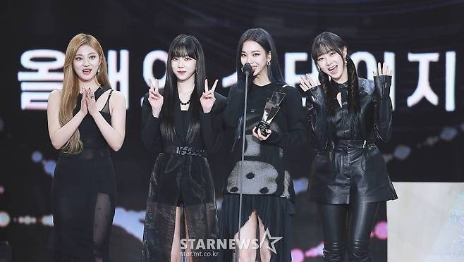 그룹 에스파가 2일 오후 서울 강서구 등촌동 KBS 아레나에서 열린 2021 Asia Artist Awards (2021 아시아 아티스트 어워즈, 2021 AAA) 시상식에서 AAA 올해의 스테이지 부문 대상을 수상하고 소감을 전하고 있다.  스타뉴스가 주최하고 AAA 조직위원회가 주관하는 AAA는 어디에서도 보지 못했던 새로운 무대를 선보이며 전 세계 팬들의 눈과 귀를 사로잡아 명실상부 NO.1 글로벌 시상식으로 거듭났다. /사진=AAA 기자 star@