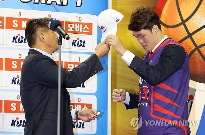 2014년 신인 드래프트 당시 추일승 감독(왼쪽)과 이승현 [연합뉴스 자료사진]