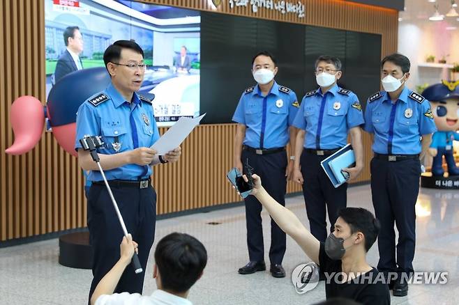 '피격 공무원 사건' 대국민 사과하는 해경청장 (인천=연합뉴스) 정봉훈 해양경찰청장이 지난 22일 인천시 연수구 송도동 해경청에서 2020년 9월 발생한 '서해 피살 공무원' 사건 수사와 관련해 대국민 사과를 하고 있다.[해양경찰청 제공. 재판매 및 DB 금지] hong@yna.co.kr