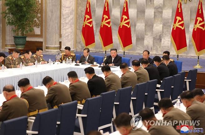 북한, 당 중앙군사위 확대회의 어제 종료…핵실험 언급은 없어 (평양 조선중앙통신=연합뉴스) 북한이 사흘간 당 중앙군사위원회 확대회의를 열어 주요 국방정책을 논의했으나 7차 핵실험에 대한 언급은 나오지 않았다. 조선중앙통신은 24일 "조선노동당 중앙군사위원회 제8기 제3차 확대회의가 6월 21일부터 23일까지 당중앙위원회 본부청사에서 진행됐다"면서 김정은 국무위원장이 회의를 지도했다고 보도했다. 김 위원장은 이번 회의를 계기로 "전군이 당중앙의 군 건설사상과 군사전략적 기도를 받들고 들고일어나 그 어떤 적도 압승하는 강력한 자위력을 만반으로 다짐으로써 위대한 우리 조국의 존엄과 위대한 우리 인민의 안녕을 믿음직하게 보위해야 한다"고 강조했다고 통신은 전했다.2022.6.24 
    [국내에서만 사용가능. 재배포 금지. For Use Only in the Republic of Korea. No Redistribution]
 nkphoto@yna.co.kr