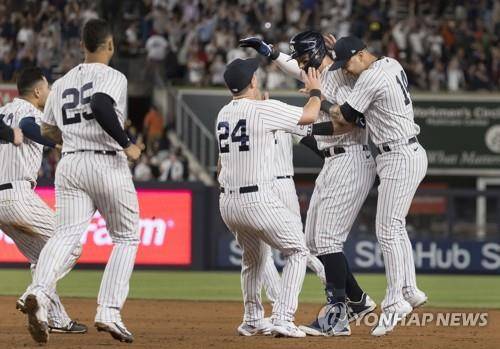 7-6 역전승을 거둔 뒤 기뻐하는 양키스 선수들 [EPA=연합뉴스]
