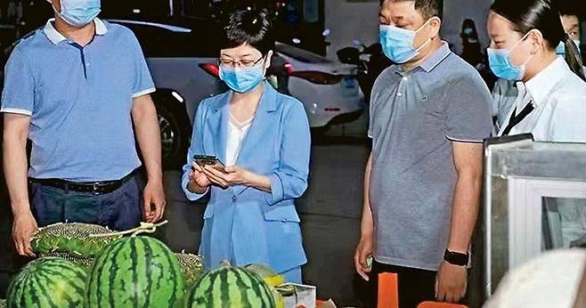 중국 허난성 관리들이 밤늦게 시장에서 쇼핑하는 모습. [홍콩 명보 캡처. 재판매 및 DB 금지]