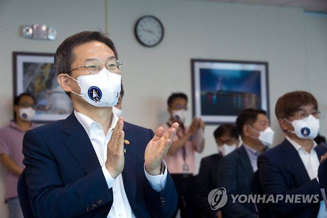 누리호 발사 참관하는 이종호 장관 (서울=연합뉴스) 이종호 과학기술정보통신부 장관이 21일 오후 전라남도 고흥군 나로우주센터에서 누리호 발사를 참관하고 있다. 2022.6.21 [과학기술정보통신부 제공. 재판매 및 DB 금지] photo@yna.co.kr