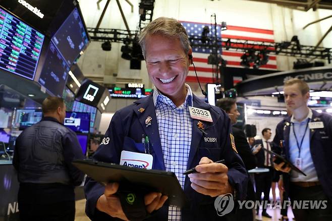 NYSE 입회장에서 일하는 트레이더들의 모습