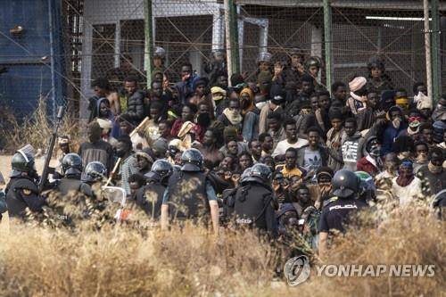 모로코-스페인령 멜리야 국경에 모여든 이주민들 [AP=연합뉴스. 재판매 및 DB 금지]