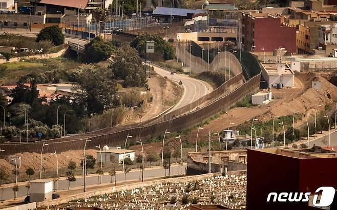 북아프리카 스페인령 멜리야와 모로코 국경 모습. 2022. 3. 4. © AFP=뉴스1 © News1 최서윤 기자