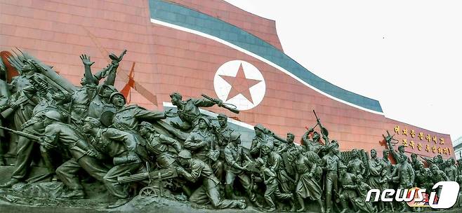 (평양 노동신문=뉴스1) = 북한 노동당 기관지 노동신문은 25일 6.25전쟁 72주년을 맞아 "이날 만은 무심히 스쳐지날 수 없는 우리 인민"이라고 말했다. 신문은 "'조선사람의 본때를 보여주어야 한다'는 어버이 수령님의 음성이 기나긴 세월의 언덕 넘어 6월의 하늘가에 울려퍼진다"라고 강조했다. [국내에서만 사용가능. 재배포 금지. DB 금지. For Use Only in the Republic of Korea. Redistribution Prohibited] rodongphoto@news1.kr