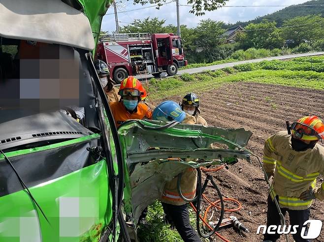 영암의 한 교차로서 SUV차량과 군내버스가 충돌해 9명의 부상을 입은 가운데 소방당국이 구조작업을 벌이고 있다.(영암소방서 제공) 2022.6.25/뉴스1 © News1