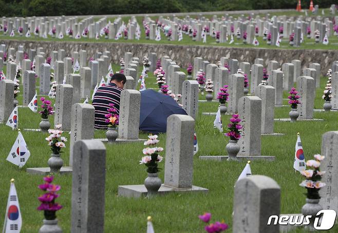 6·25전쟁 72주년을 하루 앞둔 지난 24일 오후 서울 동작구 국립서울현충원에서 참배객들이 참배를 하고 있다. 2022.6.24/뉴스1 © News1 신웅수 기자