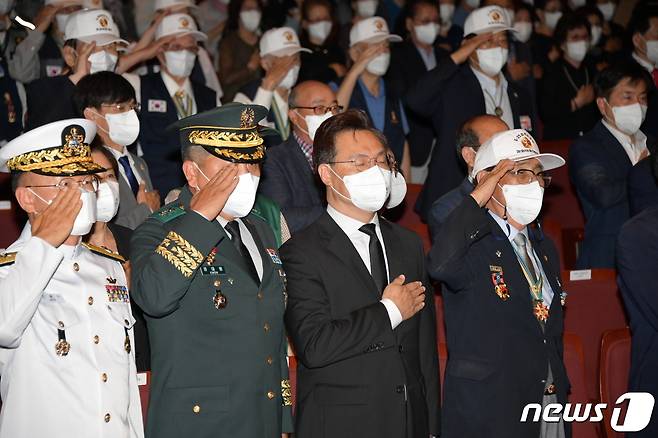 25일 오전 경남도청 신관 대강당에서 6·25전쟁 제72주년 행사가 열렸다. (경남도 제공) © 뉴스1