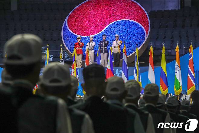 한덕수 국무총리 등 내빈들이 25일 오전 서울 중구 장충체육관에서 열린 '6·25 전쟁 제72주년 기념행사'에 참석해 애국가를 제창하고 있다. 2022.6.25/뉴스1 © News1 민경석 기자