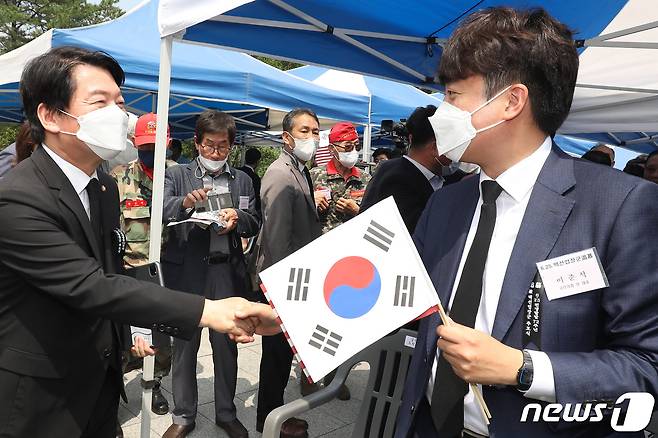 국민의힘 이준석 대표(오른쪽)와 안철수 의원이 25일 오후 경북 칠곡군 다부동전적기념관에서 열린 6.25전쟁 제72주년 '백선엽 장군 서거 2주기 추모 행사'에 참석해 인사를 나누고 있다. 2022.6.25/뉴스1 © News1 공정식 기자