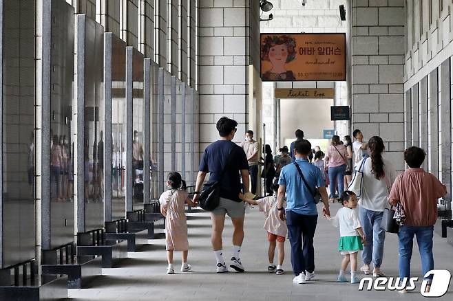 6·25 전쟁 제72주년을 맞은 25일 서울 용산구 전쟁기념관을 찾은 시민들이 참전용사비 회랑을 걷고 있다. 2022.6.25/뉴스1 © News1 민경석 기자