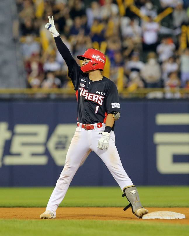 KIA 박찬호가 25일 잠실구장에서 열린 두산과 원정경기에서 5-5 동점이던 7회초 우월 2루타로 결승타를 뽑아낸 뒤 세리머니하고 있다. 사진제공 | KIA 타이거즈