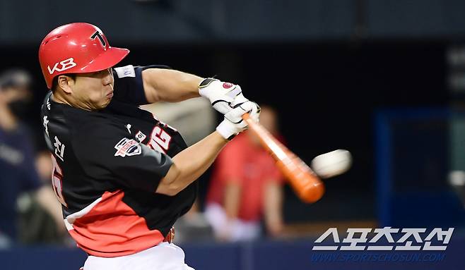 2022 KBO리그 두산베어스와 KIA타이거즈의 경기가 25일 서울잠실야구장에서 열렸다. KIA 이창진이 7회초 2사 2,3루에서 2타점 적시타를 치고 있다.  잠실=최문영 기자 deer@sportschosun.com/2022.06.25/