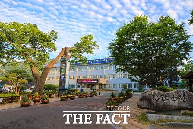 진안군은 지난 24일 전북도와 공조해 내수면 수산자원을 조성하고 어업인들의 소득증대 도모를 위해 섬진강 권역에 쏘가리 치어 1만여 마리를 방류했다. 사진 진안군청 전경. /진안군 제공