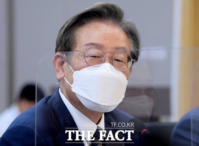 이재명 더불어민주당 의원이 17일 오후 서울 여의도 국회 의원회관에서 열린 RE100 실행, 재생에너지 직접구매의 난관과 해결방안 모색 토론회에서 축사를 하고 있다. /국회=이선화 기자