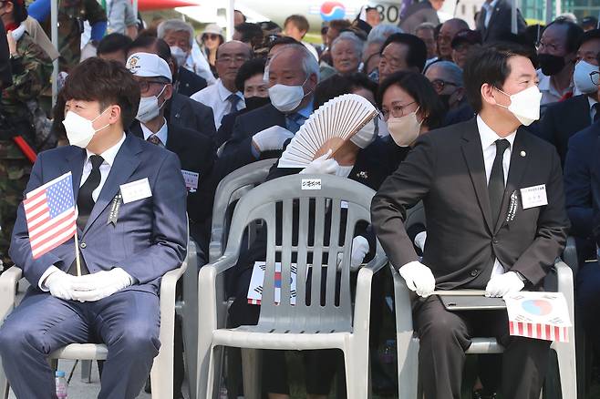 국민의힘 이준석 대표(왼쪽)와 안철수 의원이 25일 오후 경북 칠곡군 다부동전적기념관에서 열린 6.25전쟁 제72주년 ‘백선엽 장군 서거 2주기 추모 행사’에 참석해 다른 곳을 응시하고 있다. /뉴스1