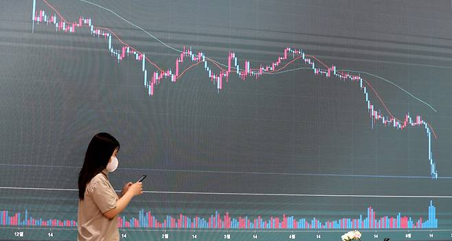17일 오후 서울 서초구 빗썸 고객센터 전광판에 비트코인 등 가상자산(암호화폐) 시세가 나타나고 있다. /뉴스1